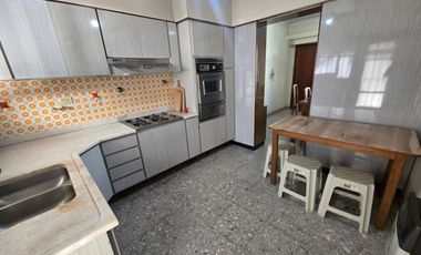 Casa 8 Amb. Venta. Burzaco centro. Garage 2 autos