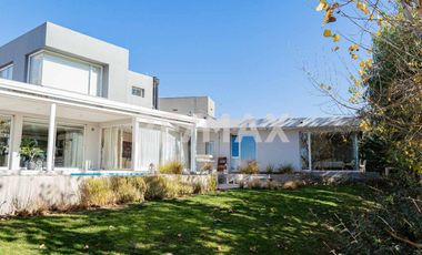 CASA EN VENTA CON PILETA, B° Bocahue, Neuquen.