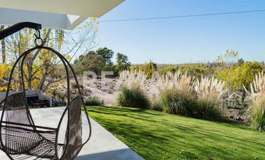 CASA EN VENTA CON PILETA, B° Bocahue, Neuquen.