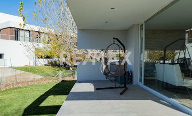 CASA EN VENTA CON PILETA, B° Bocahue, Neuquen.