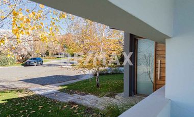 CASA EN VENTA CON PILETA, B° Bocahue, Neuquen.
