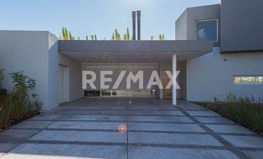 CASA EN VENTA CON PILETA, B° Bocahue, Neuquen.