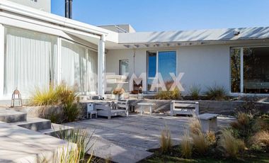 CASA EN VENTA CON PILETA, B° Bocahue, Neuquen.