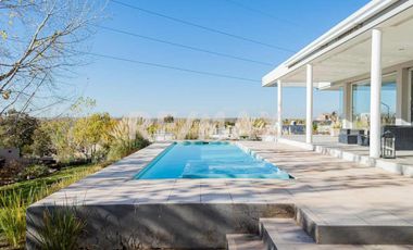 CASA EN VENTA CON PILETA, B° Bocahue, Neuquen.