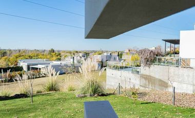 CASA EN VENTA CON PILETA, B° Bocahue, Neuquen.