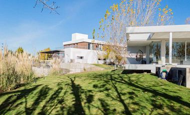 CASA EN VENTA CON PILETA, B° Bocahue, Neuquen.