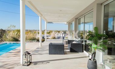 CASA EN VENTA CON PILETA, B° Bocahue, Neuquen.