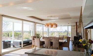 CASA EN VENTA CON PILETA, B° Bocahue, Neuquen.