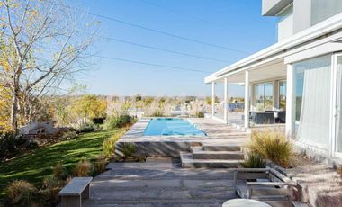 CASA EN VENTA CON PILETA, B° Bocahue, Neuquen.