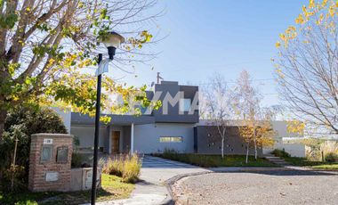 CASA EN VENTA CON PILETA, B° Bocahue, Neuquen.