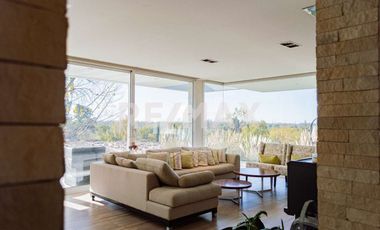 CASA EN VENTA CON PILETA, B° Bocahue, Neuquen.