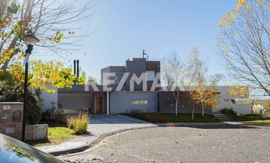 CASA EN VENTA CON PILETA, B° Bocahue, Neuquen.