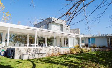 CASA EN VENTA CON PILETA, B° Bocahue, Neuquen.