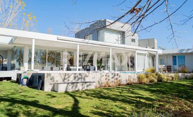 CASA EN VENTA CON PILETA, B° Bocahue, Neuquen.