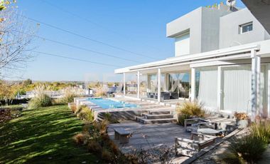 CASA EN VENTA CON PILETA, B° Bocahue, Neuquen.