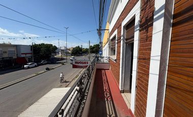 PLANTA ALTA SOBRE AV.FACUNDO EN ZONA COMERCIAL