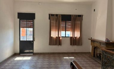 PLANTA ALTA SOBRE AV.FACUNDO EN ZONA COMERCIAL