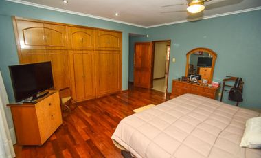 CASA FUNCIONAL CON 4 DORMI CON COCH PASANTE Y PILE