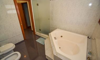 CASA FUNCIONAL CON 4 DORMI CON COCH PASANTE Y PILE