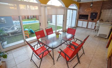 CASA FUNCIONAL CON 4 DORMI CON COCH PASANTE Y PILE