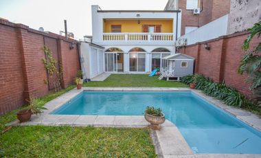 CASA FUNCIONAL CON 4 DORMI CON COCH PASANTE Y PILE