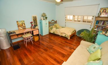 CASA FUNCIONAL CON 4 DORMI CON COCH PASANTE Y PILE