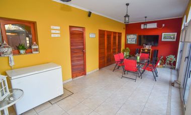 CASA FUNCIONAL CON 4 DORMI CON COCH PASANTE Y PILE