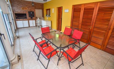 CASA FUNCIONAL CON 4 DORMI CON COCH PASANTE Y PILE