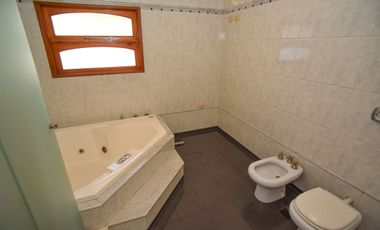 CASA FUNCIONAL CON 4 DORMI CON COCH PASANTE Y PILE