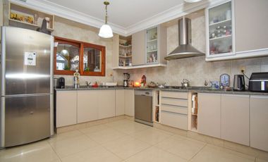 CASA FUNCIONAL CON 4 DORMI CON COCH PASANTE Y PILE