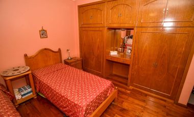 CASA FUNCIONAL CON 4 DORMI CON COCH PASANTE Y PILE