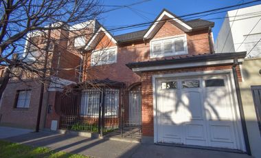 CASA FUNCIONAL CON 4 DORMI CON COCH PASANTE Y PILE