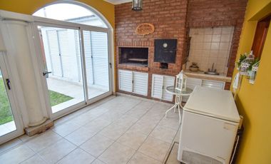 CASA FUNCIONAL CON 4 DORMI CON COCH PASANTE Y PILE