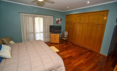 CASA FUNCIONAL CON 4 DORMI CON COCH PASANTE Y PILE