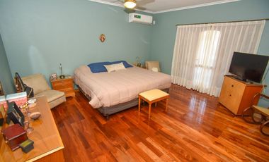 CASA FUNCIONAL CON 4 DORMI CON COCH PASANTE Y PILE