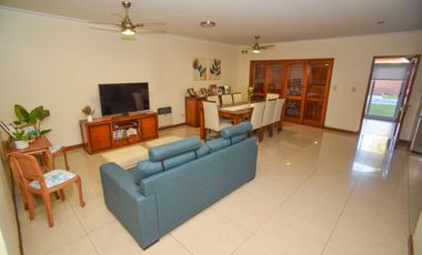 CASA FUNCIONAL CON 4 DORMI CON COCH PASANTE Y PILE