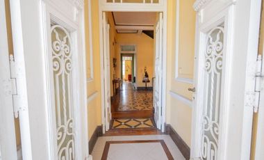 TRADICIONAL CASA DE CATEGORIA SOBRE AV. GRAL PAZ