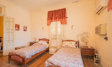 TRADICIONAL CASA DE CATEGORIA SOBRE AV. GRAL PAZ