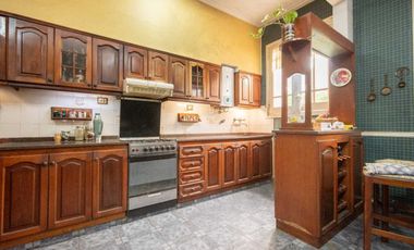 TRADICIONAL CASA DE CATEGORIA SOBRE AV. GRAL PAZ