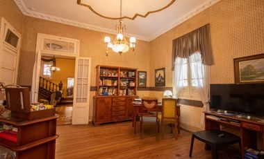 TRADICIONAL CASA DE CATEGORIA SOBRE AV. GRAL PAZ