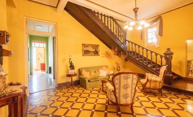 TRADICIONAL CASA DE CATEGORIA SOBRE AV. GRAL PAZ