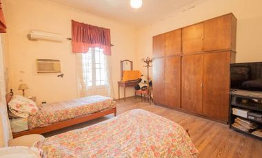 TRADICIONAL CASA DE CATEGORIA SOBRE AV. GRAL PAZ