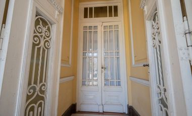 TRADICIONAL CASA DE CATEGORIA SOBRE AV. GRAL PAZ