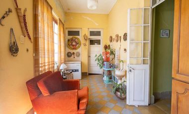 TRADICIONAL CASA DE CATEGORIA SOBRE AV. GRAL PAZ