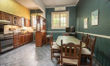 TRADICIONAL CASA DE CATEGORIA SOBRE AV. GRAL PAZ