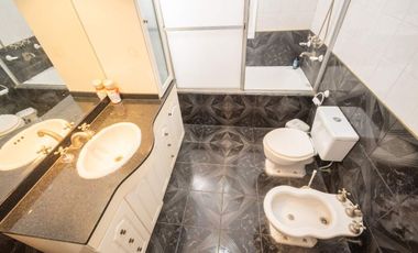 TRADICIONAL CASA DE CATEGORIA SOBRE AV. GRAL PAZ