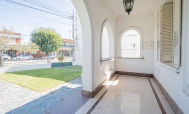 TRADICIONAL CASA DE CATEGORIA SOBRE AV. GRAL PAZ