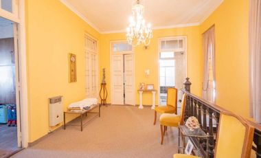 TRADICIONAL CASA DE CATEGORIA SOBRE AV. GRAL PAZ