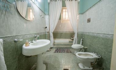 TRADICIONAL CASA DE CATEGORIA SOBRE AV. GRAL PAZ