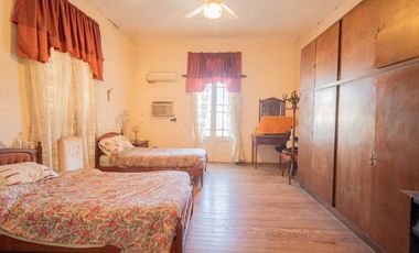 TRADICIONAL CASA DE CATEGORIA SOBRE AV. GRAL PAZ